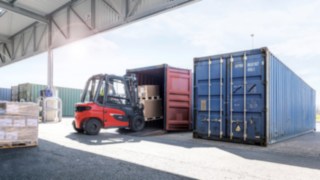 The container version of the X20 – X35 is ideal for loading and unloading containers The container version of the X20 – X35 forklift truck from Linde