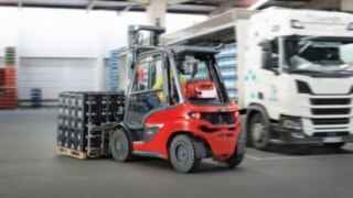 At Heurich, the H35 gas forklift works continuously to load trucks. The H35 gas forklift from Linde Material Handling