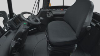 The ergonomic operator’s cab allows for fatigue-free working. The ergonomic operator’s cab in detail.