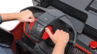 Control of the T20 - T25 FP from Linde Material Handling The T20 - T25 FP from Linde Material Handling accelerates to a maximum speed of 10 or 14 km/h (6.2 or 8.7 mph) depending on the load.
