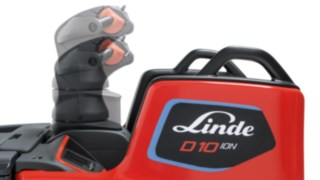 The height-adjustable control handle of the D10 FP from Linde Material Handling adapts the truck perfectly to the operator.