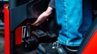 Reach truck from Linde MH with height-adjustable pedal plate