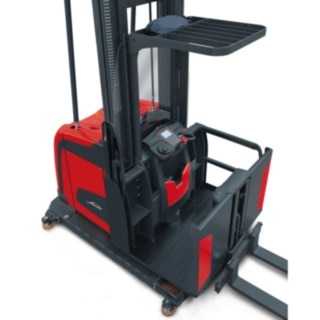The driver's area in the Linde V modular high-lift order picker can be individually kitted out with a wide range of variants and options to suit any application. Detailed image of the driver's workplace in the Linde V Modular high-lift order picker.