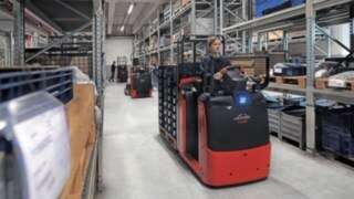 Order picker with integrated Linde BlueSpot