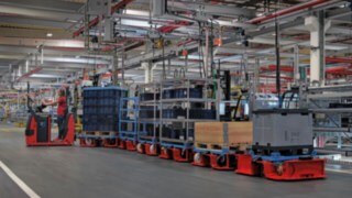 Assembly line supply by the LT10 WX tugger train from Linde Material Handling