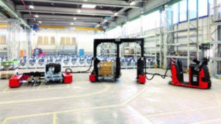 Linde logistic trains in a production hall