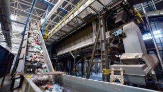 Linde E25 – E35 electric forklift trucks ensure safe and ergonomic handling when recycling. Disposal of waste