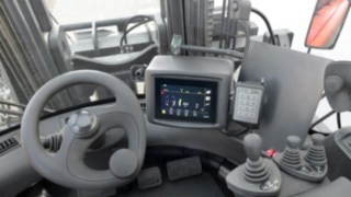The high-resolution 7-inch touchscreen colour display allows the operator to keep an eye on all truck data. The high-resolution 7-inch touchscreen colour display of the H100 – H180 in detail.