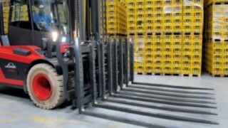 Multi-pallet clips allow several pallets to be carried. Multi-pallet clips in use on the H140.