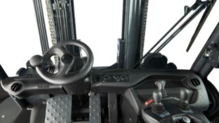 Unobstructed view in all directions from the operator’s cab. View outward from the operator’s cab.