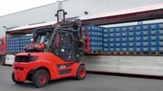 The Linde H80 gas forklift can move heavy loads effortlessly. H80 gas forklift from Linde Material Handling