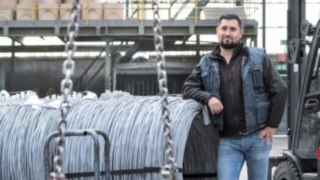 Forklift operator Özkan Erdogan in front of the E30 from Linde Material Handling