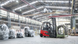 E30 electric forklift truck from Linde transports a roll of wire in the WDI warehouse.