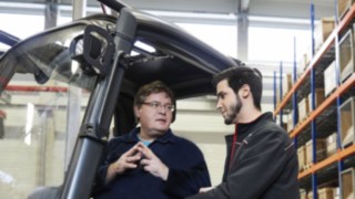 Forklift operator's training Training of a forklift operator by a Linde trainer