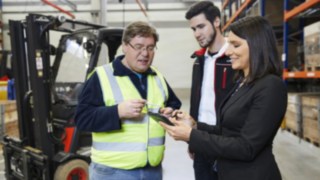 Linde consultant at site Linde consultant with customer at site