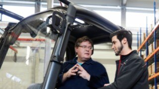 forklift operators' training Training of a forklift operator by a Linde trainer