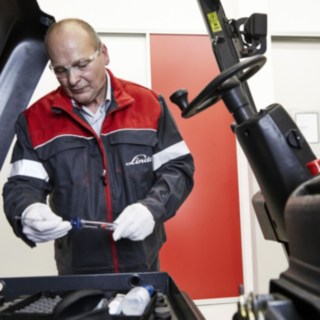 maintenance-repair_working_1054 maintenance-repair_working_1054