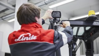 Expert Linde service technicians will maintain your trucks swiftly and with ease. Maintenance by a Linde service technician