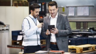 Linde Service consultant with customer Linde Service consultant with customer
