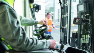 The Truck Unit warns the operator with LED lights and acoustic signals Operator’s cabin with the Linde Safety Guard Truck Unit