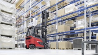 The E20 – E35 electric forklift trucks set new standards when it comes to safety. E30 electric forklift truck from Linde Material Handling organises goods in the warehouse