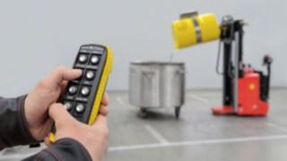 Remote-controlled drum handling with explosion-proof trucks Remote-controlled drum handling with explosion-proof trucks