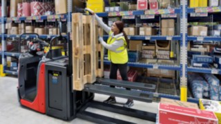 With the N20 series order pickers from Linde Material Handling With the N20 series order pickers from Linde Material Handling, working on two levels is no problem at all.