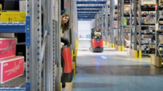 The Linde Bluespot™ at the order picker of the N20 Series from Linde Material Handling enhances the lights as an optical early warning system.