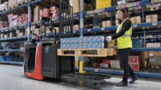 The Autolift of the N16 Li, an N20 series order picker from Linde Material Handling The Autolift of the N16 Li, an order picker of the N20 series from Linde Material Handling, automatically lowers the forks in proportion to the rising height of the load.
