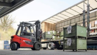 A Linde X35 electric forklift truck unloads a lorry