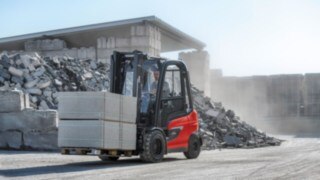 The X20 – X35 forklift trucks achieve whole new performance levels for electric forklifts. The X35 electric forklift truck from Linde Material Handling in operation