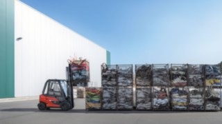 The X35 electric forklift truck from Linde Material Handling in outdoor use