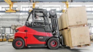 The Linde E60 – E80 offers electric power for payloads of up to 8 metric tonnes.