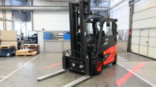 The red warning lines from Linde are also available in an explosion-proof design Red warning lines mark out a safe protective frame around the truck