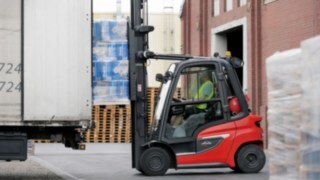 The H20 – H35 IC trucks have everything that Linde forklifts are traditionally known for. The H35 IC truck from Linde Material Handling loading a lorry