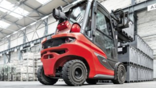 The Linde H35 gas forklift offers maximum handling performance at the same time as low fuel consumption. Maximum handling performance and minimal fuel consumption with gas forklifts from Linde Material Handling.