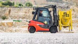 The hydrostatic drive from Linde Material Handling enables smooth start-up, rapid direction changes, and accurate manoeuvring in the tightest of spaces. Linde Material Handling diesel forklift trucks in use