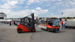 Need to rent a forklift quickly? Not a problem with the rental service from Linde Linde rental truck in use