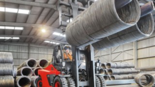 Pipes, rolls or coils can be transported easily using the coil boom. The coil boom in use.
