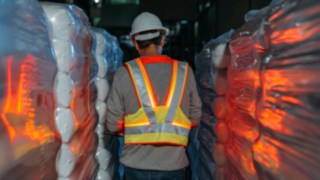 Linde Material Handling wins the DEKRA Award with its interactive warning vest Interactive warning vest from Linde Material Handling