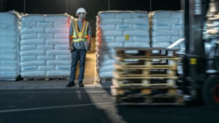 The cab protects the operator and provides outstanding all-round visibility of the load and the working environment thanks to its armoured glass roof and large-scale glass doors. Full cab of a diesel forklift truck from Linde Material Handling