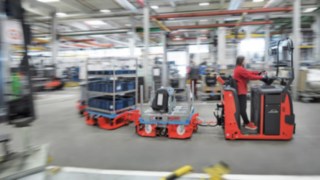 Assembly line supply by a tugger train from Linde Material Handling