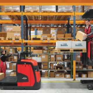 The Linde medium-height V10 order picker is available with a walk-on platform or with an additional lift for the forks. The Linde medium-height V10 order picker equipped with a walk-on platform and additional fork lift.