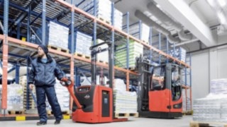 Pallet stacker with Linde Li-ION battery in use in a cold storage warehouse Pallet stacker with Linde Li-ION battery in use in a cold storage warehouse