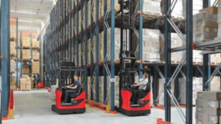 Linde R14 - R17 X reach trucks in high rack warehouses Linde R14 - R17 X reach trucks in high rack warehouses