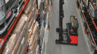 Reach truck for loads at great heights