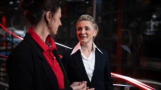 Two employees of Linde Material Handling are conversing