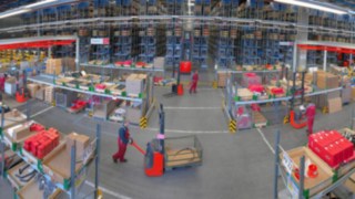 Material flow in a warehouse with equipment from Linde Material Handling