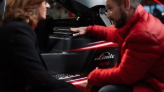The Linde energy experts will find the right energy solutions for your requirements, whether that’s a classic combustion engine, lead-acid battery, lithium-ion drive, or fuel cell.