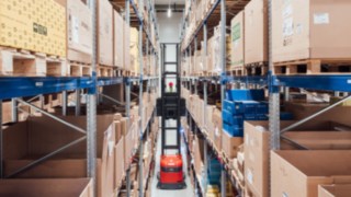 Very narrow aisle truck from Linde Material Handling in operation.